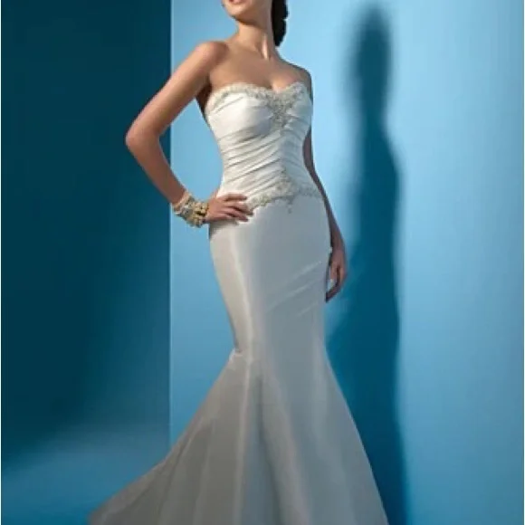 Alfred Angelo style 2025 Stunning ivory taffeta mermaid gown.